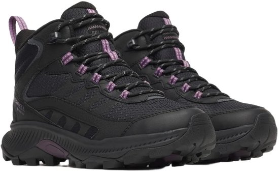 Gepresenteerd paar zwarte Merrell Gore-Tex wandelschoenen voor dames met paarse accenten.