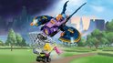 LEGO Batgirl jet, paars en donkerblauw met gele accenten, vliegend boven stad en park, met minifiguur en robot.
