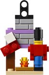 LEGO schoorsteen met rode, blauwe en grijze blokjes en een vuurtje.