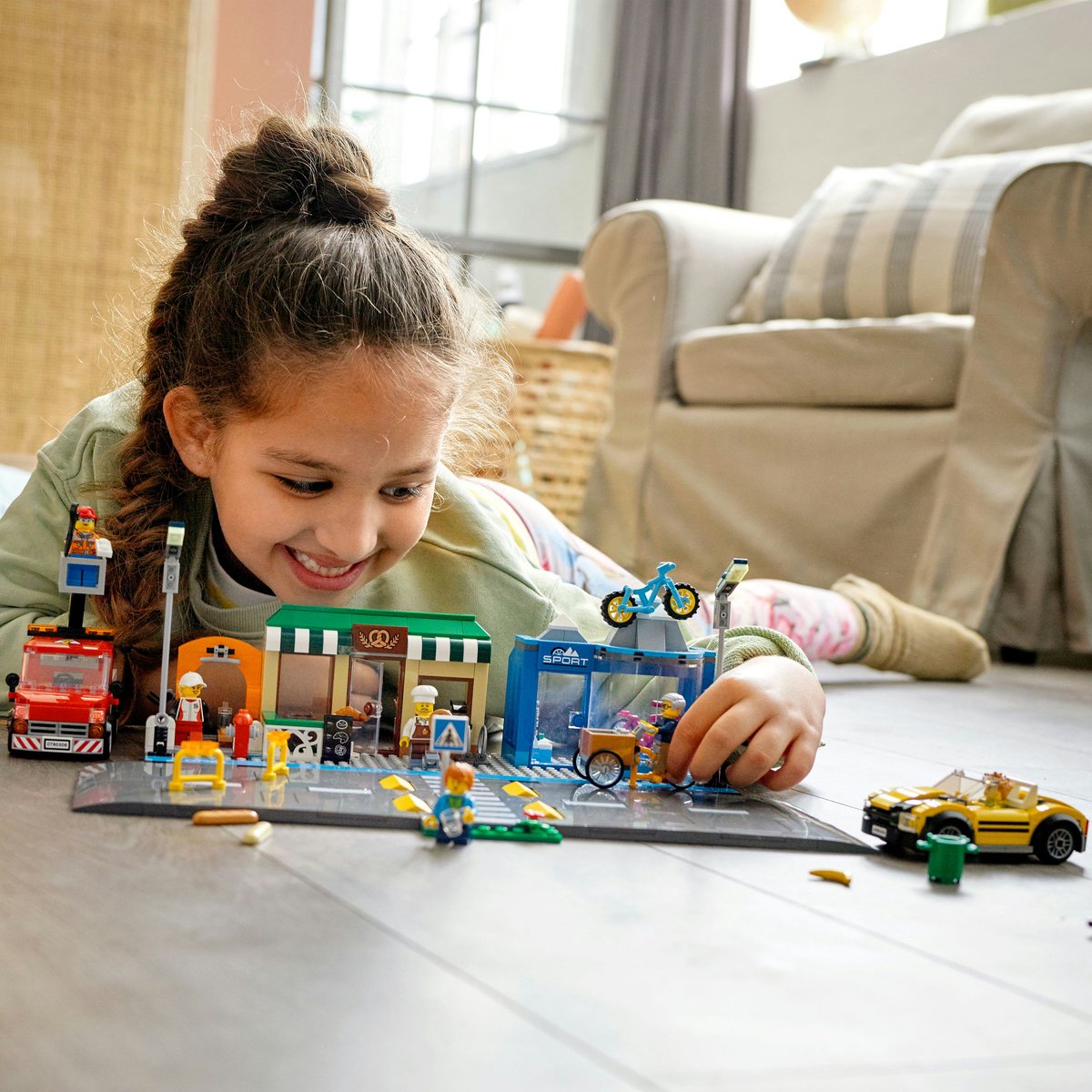 LEGO® City Winkelstraat 60306 bouwset; bevat LEGO wegplaten, een fietsenwinkel, bakkerij en park met fitnesstoestellen, plus een bakfiets, servicetruck, sportauto en 6 minifiguren (533 onderdelen) — cadeau in Spellen & Speelgoed - foto 3