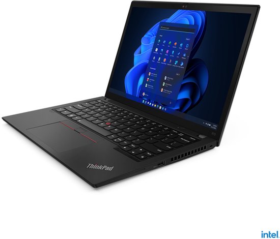 Zwarte Lenovo ThinkPad X13 Gen 3 laptop met opengeklapt scherm. Toetsenbord heeft rode accenten.