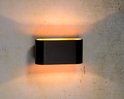 Zwarte wandlamp met ovale vorm, straalt warm licht naar boven en beneden.
