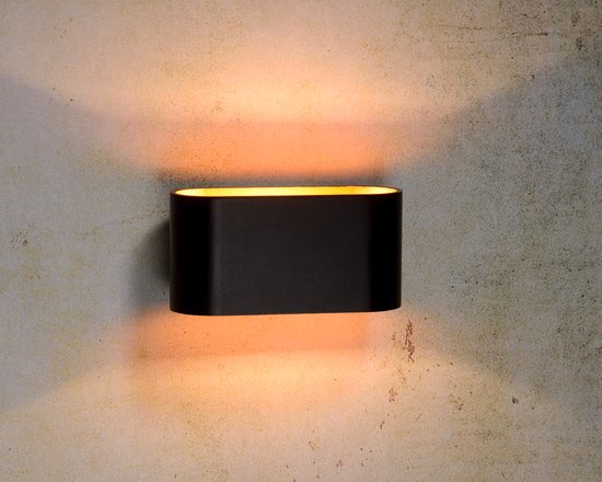 Zwarte wandlamp met ovale vorm, straalt warm licht naar boven en beneden.