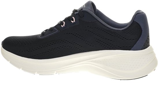 Zijaanzicht van een donkerblauwe Skechers Arch Fit sneaker met lichtroze veterogen en een witte zool.