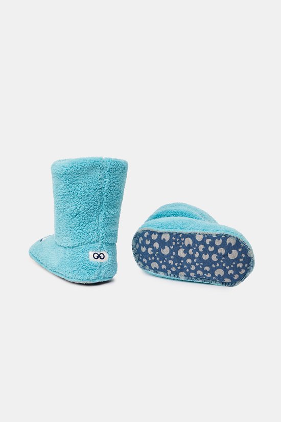 Chaussons bleu clair douillets avec revers. Les chaussons arborent de grands yeux blancs aux pupilles bleues. Les semelles sont imprimées de lunes.