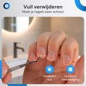 Vinger met vuil onder de nagelriem, schoongemaakt met een metalen nagelreiniger. 'Verwijdert vuil', 'Voorkomt beschadiging'.