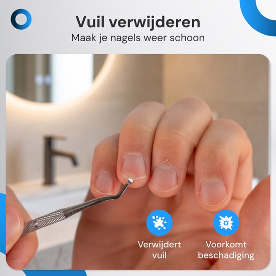 Vinger met vuil onder de nagelriem, schoongemaakt met een metalen nagelreiniger. 'Verwijdert vuil', 'Voorkomt beschadiging'.