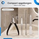Een nagelset van 4 met afmetingen: nagelknipper 9,4cm, pincet 8,3cm, nagelreiniger 11,3cm en nagelvijl 9cm. Compact opgeborgen in een zakje.
