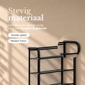 Zwart metalen schoenenrek met textielvakken en stevig frame, toont focus op de robuuste constructie.