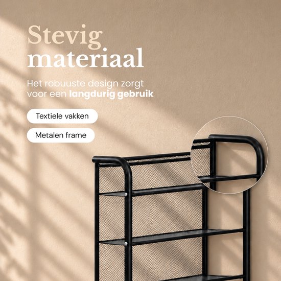 Zwart metalen schoenenrek met textielvakken en stevig frame, toont focus op de robuuste constructie.