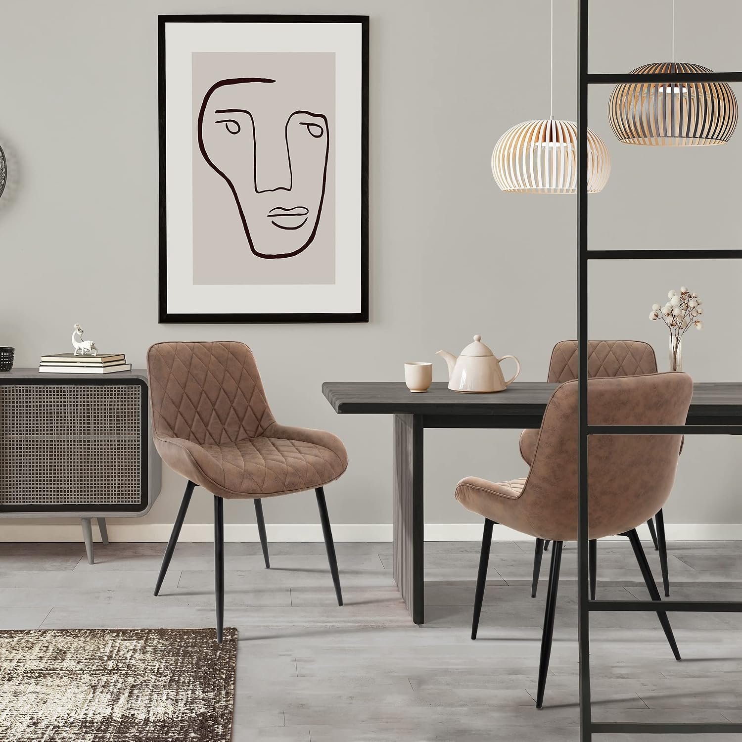 Set van 2 Luxe Eetkamerstoelen met Armleuningen en Rugleuning – Bruin PU Kunstleer met Diamantstiksel, Zwarte Metalen Poten, Gestoffeerde Keukenstoelen en Moderne Eetkamerfauteuils