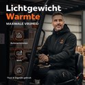 Man met capuchon, zittend op een heftruck, draagt een zwart Magnetar Heat jack. Iconen voor buitenactiviteiten, werk en thuisgebruik.