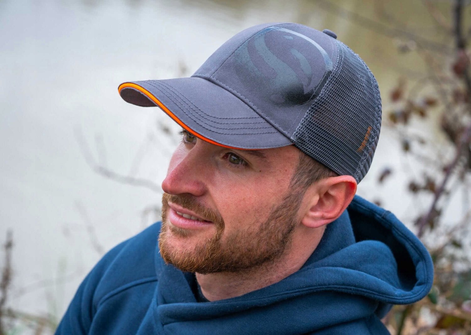 Guru Grey Trucker Cap - Bescherming en Stijl voor Vissers