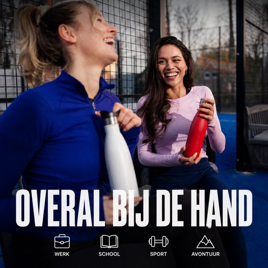Twee lachende vrouwen op een sportveld, een met een witte en de ander met een rode FLASKE drinkfles. Geschikt voor werk, school, sport en avontuur.