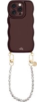 xoxo Wildhearts Glossy Wavy Cord Case Burgundy - Geschikt voor iPhone 13 Pro Max - Pearlfection - Kort koord - Glimmend telefoonhoesje met golven - Hoesje met koord - Parelketting - kort telefoonkoord - Bordeaux rood hoesje - Korte variant koord