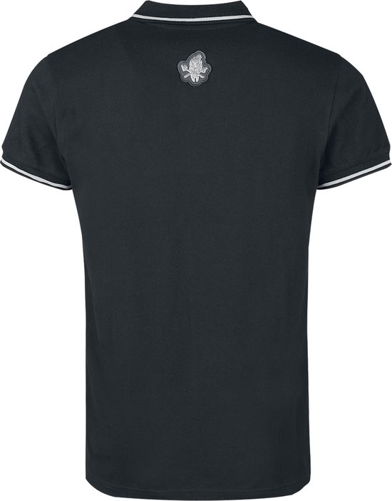 Zwart poloshirt met witte biezen op de kraag en mouwen. Een patch met een gebogen schedel en gekruiste zwaarden op de rug.