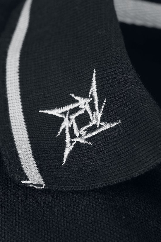 Detail van de polokraag met de kenmerkende Metallica-logo in witte letters.