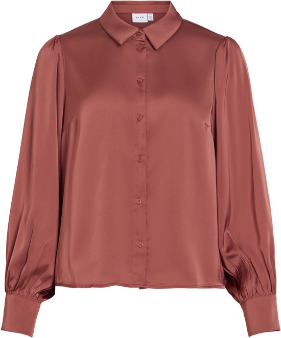 Koraalrode satijnen blouse met pofmouwen en knopen.