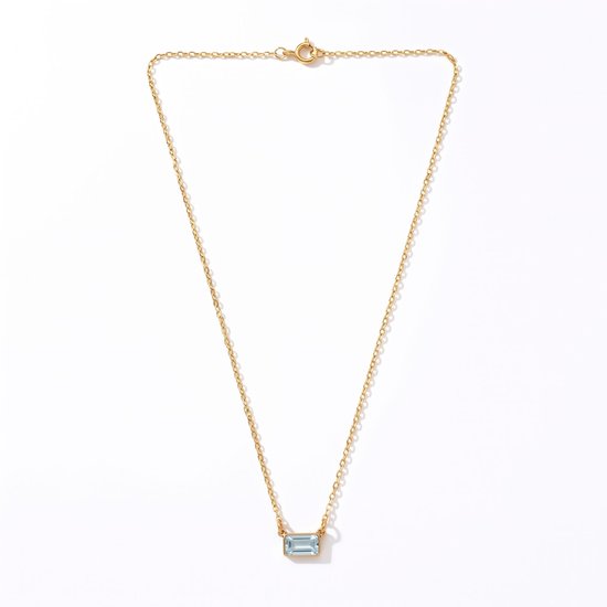 Gouden ketting met een rechthoekige, lichtblauwe zirkonia, geïsoleerd op een witte achtergrond.