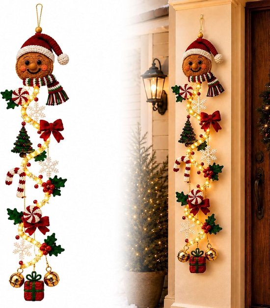 Een verlichte peperkoek kerstdeurhanger met snoepstokken, kerstbomen, bellen en cadeautjes.