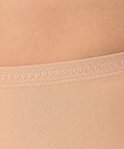 Beige corrigerende shorts met decoratieve zigzag stiksels en platte naden aan de bovenrand.