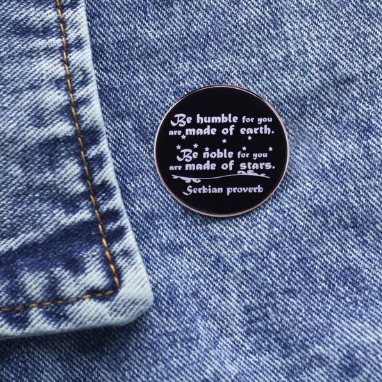 2 stuks inspirerende citaatspelden, Servisch gezegde "Wees nederig want je bent gemaakt van aarde. Wees nobel want je bent gemaakt van sterren" reversspeld, motiverende legering badge — afbeelding 3