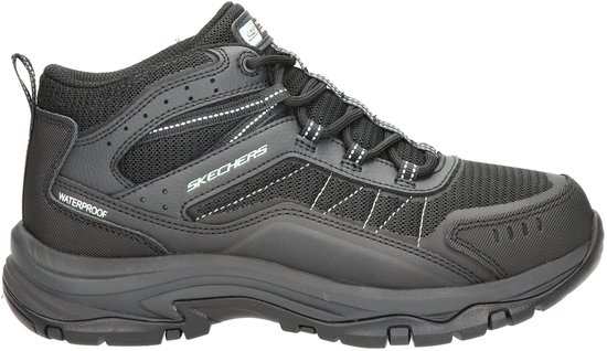 Zwarte Skechers wandelschoen met veters en 'WATERPROOF' tekst op de zijkant.