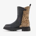 Zwarte Chelsea boot met ritssluiting en luipaardprint aan de zijkant.