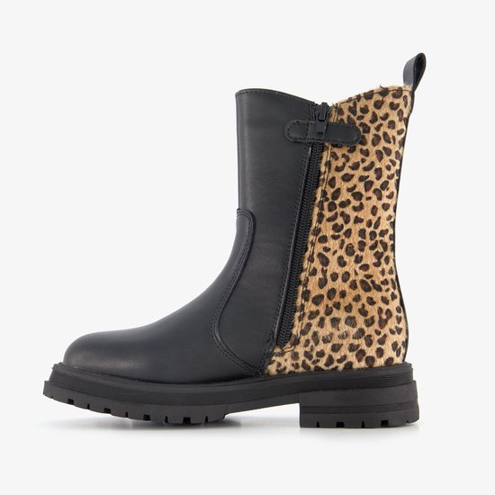 Zwarte Chelsea boot met ritssluiting en luipaardprint aan de zijkant.