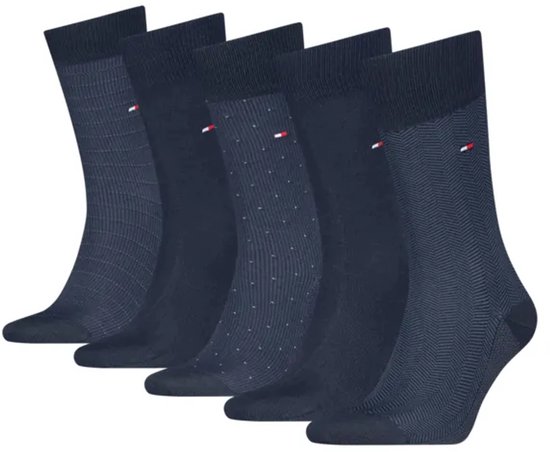 Vijf paar donkerblauwe Tommy Hilfiger sokken met verschillende patronen: strepen, ruitjes en stippen. Allen met logo.