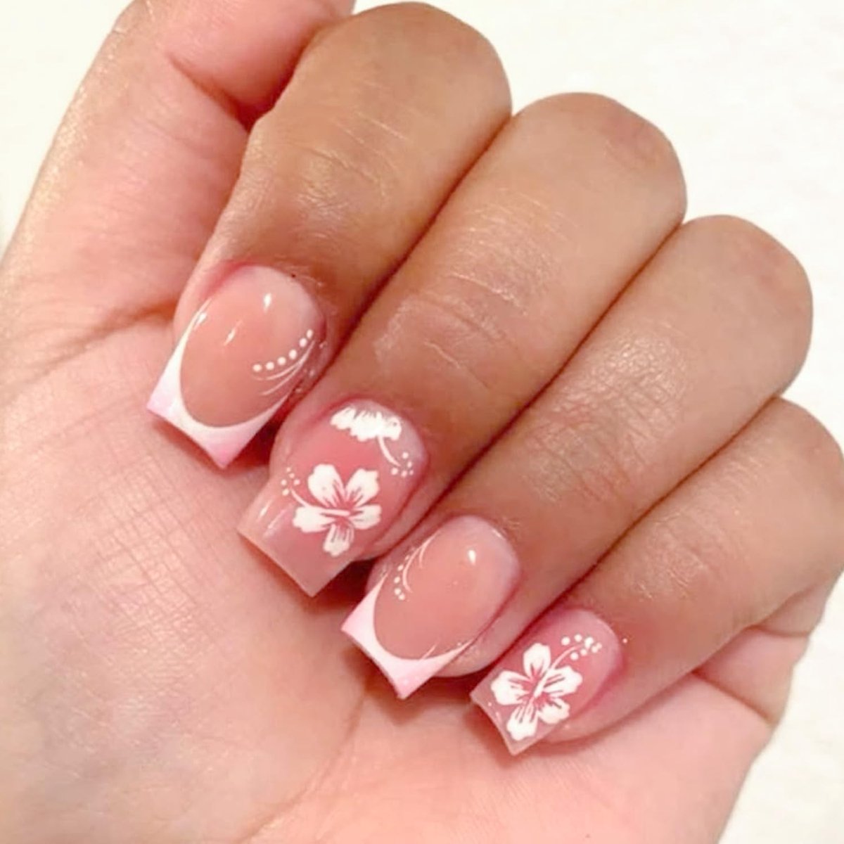 Kunstnagels met nagellijm, vierkant, nude, roze, wit, Franse hibiscus, bloemen, bloemendesign, kunstnagels met nagellijm, natuurlijke roze basis, witte tips, bloemen, zoete INS