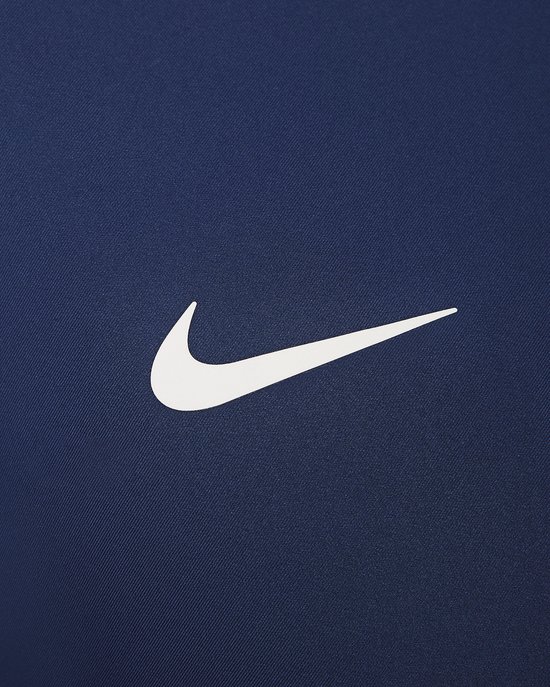 Wit Nike logo op een donkerblauwe achtergrond.