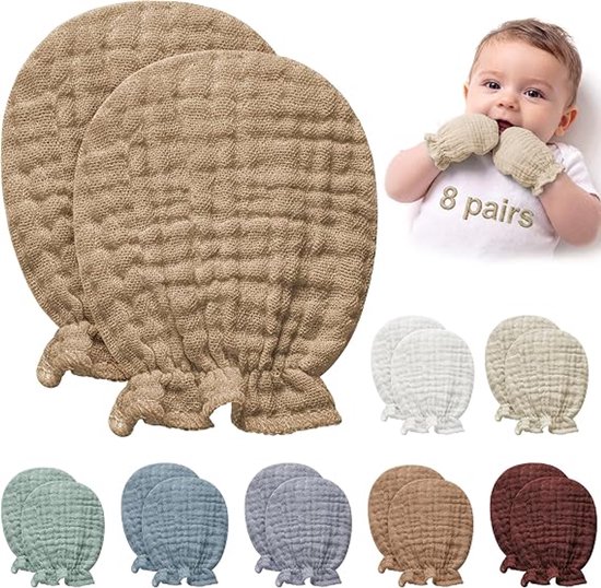Twee beige katoenen babywanten met gerimpelde manchetten, naast een collage van gekleurde wanten.