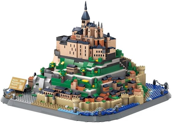 Mont Saint-Michel model van blokken met kasteel, huizen en muren, omringd door water en met een informatiebord.