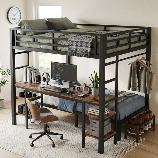 Zwart metalen hoogslaper met groen beddengoed, bureau, computer en planken in een moderne kamer.