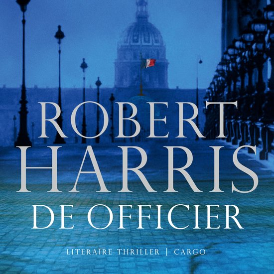 Couverture du livre 'De Officier' de Robert Harris, avec un bâtiment et des soldats en arrière-plan.