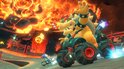 Bowser racet in een zwarte kart met grote, rode wielen, met op de achtergrond een grote explosie.