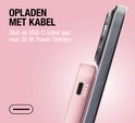 Roze powerbank aangesloten via USB-C kabel aan iPhone voor 20W Power Delivery.