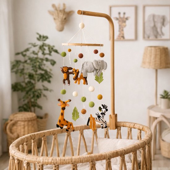 Houten mobiel boven wieg met jungle dieren: leeuw, aap, olifant, zebra, giraf. Bladeren, witte, groene en bruine bollen.