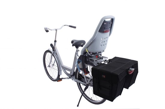 Zilveren transportfiets met zwart dubbel fietstas op de bagagedrager en grijze kinderzitje.