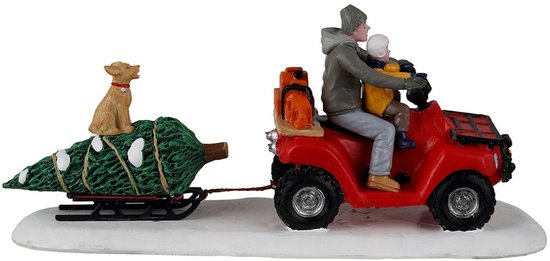 Kerstdorpfiguur van persoon en kind op rode quad die een hond op een kerstboom op een slee voorttrekt.
