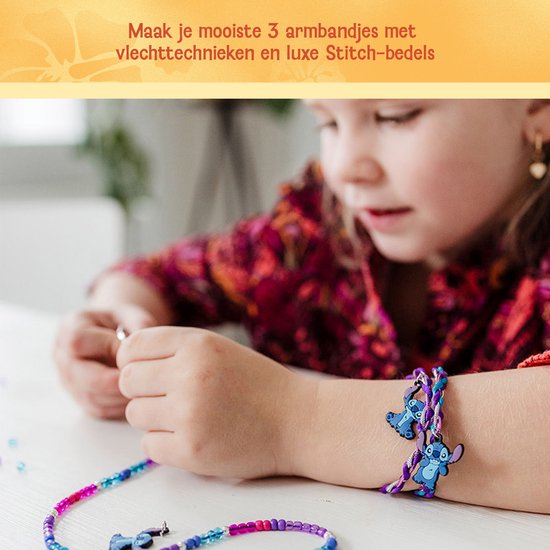 Kind vlecht zelfgemaakte Stitch-armbandjes met kralen en bedels aan de pols.
