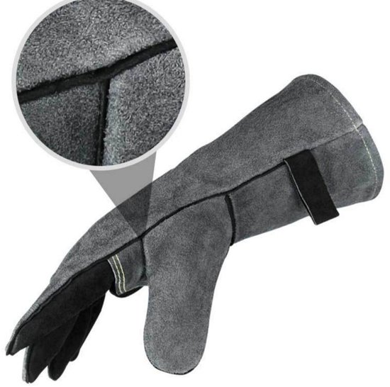 Detail van grijze suède lashandschoen met versterkte stiksels en lange polsbescherming.