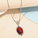 Gotische ketting met ovale rode hanger in zilverkleurig filigraan ornament.