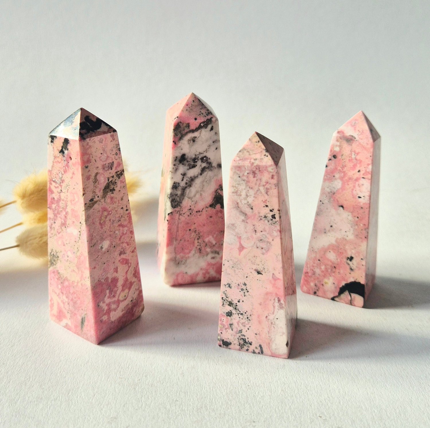 Moonlight Gemstones Rhodoniet Toren uit Peru – 8–10 cm Meerkleurig