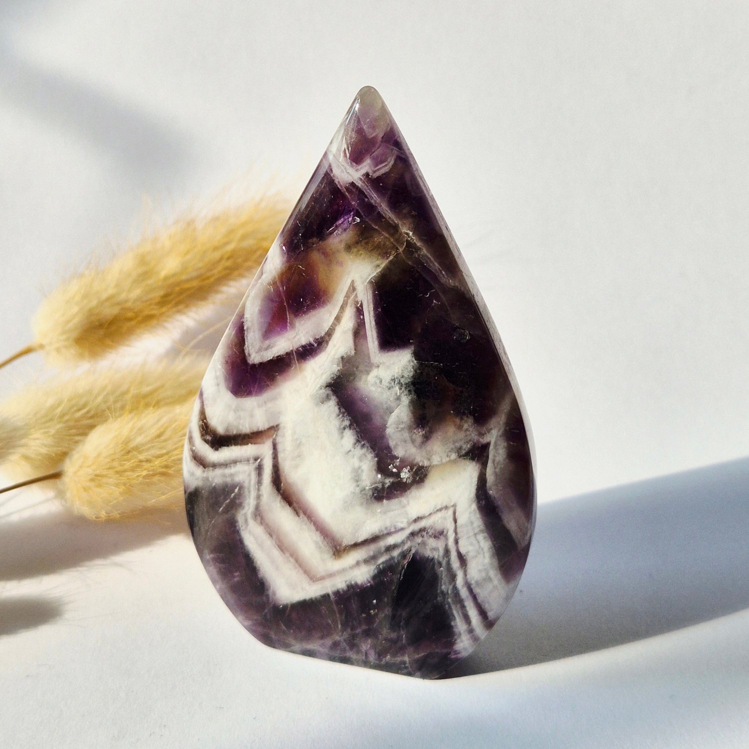 Moonlight Gemstones Dream Amethist - Druppelvormige Drop Staande Edelsteen Kristal - 113gram Meerkleurig