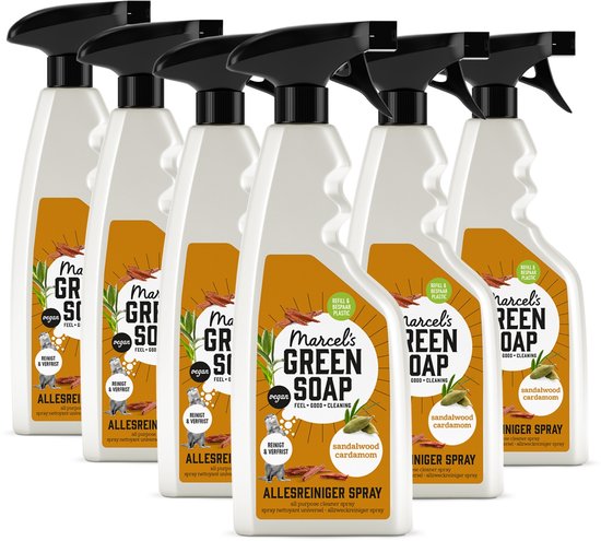 Zes witte Marcel's Green Soap sprayflessen met oranje etiketten voor 'Sandelhout Cardamom'.