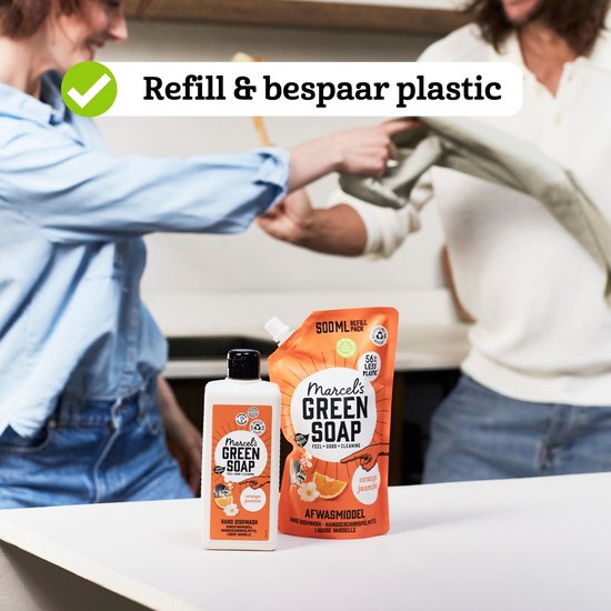 Fles Marcel's Green Soap afwasmiddel sinaasappel & jasmijn en een navulverpakking. Achtergrond met twee personen.