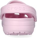 Achterkant van een roze Crocs klomp met band en merknaam op de band.