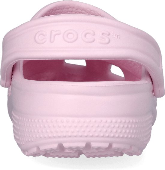 Achterkant van een roze Crocs klomp met band en merknaam op de band.